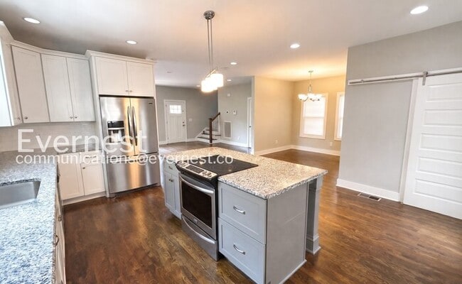 Foto del edificio - 3 Bed/2.5 Home with Fenced Yard / Pet-Friendly / Coming Soon!