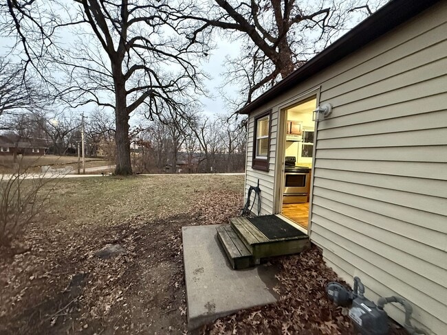 Building Photo - 3315 Valley Dr