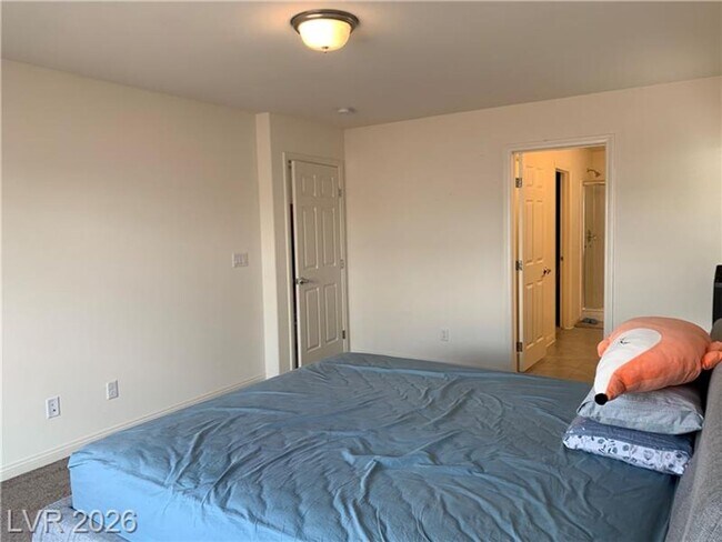 Foto del edificio - Nearly New! Stunning 5-Bedroom Home with Modern Features