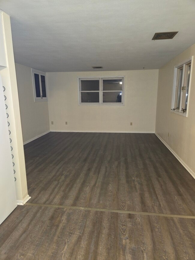 Building Photo - 513 N Oak Ave