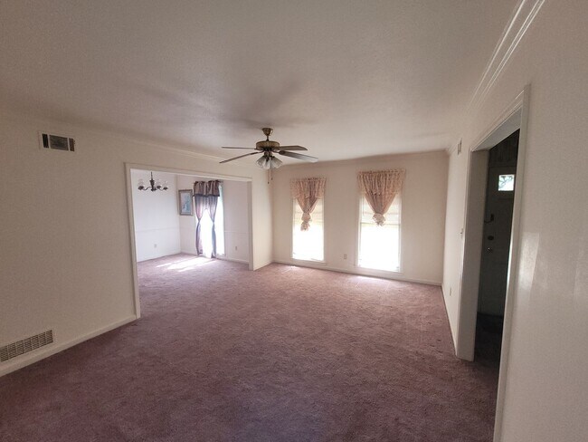 Foto del edificio - 3 bedroom 2 baths