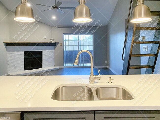 Foto del edificio - 2 br, 2 bath Townhome - 2508 W 12th St 306...