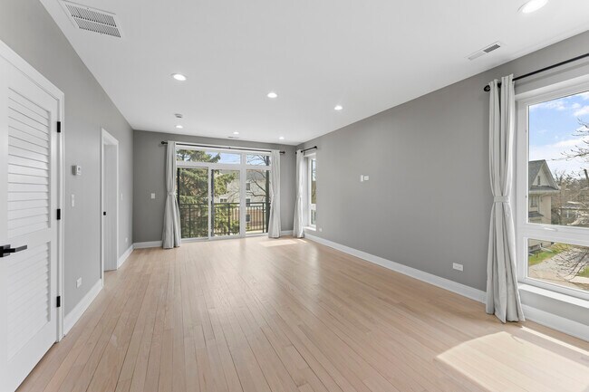 Foto del edificio - 7428 N Rogers Ave