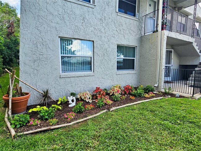 Foto del edificio - 1103 Cypress Gardens Blvd
