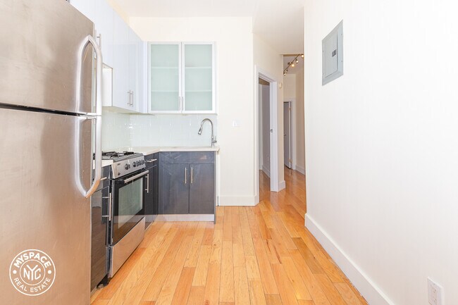 Building Photo - 136 Kingsland Ave