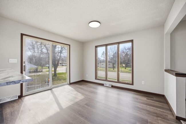 Building Photo - 609 Lily Ln