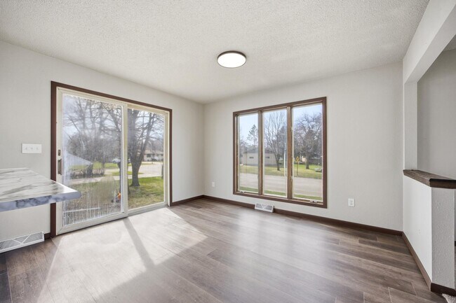 Foto del edificio - 609 Lily Ln