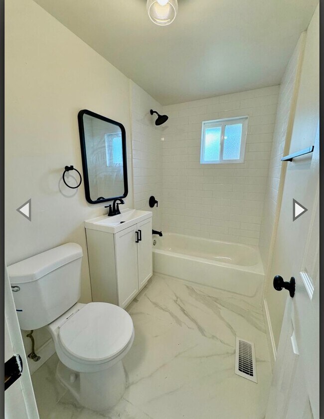 Foto del edificio - 2 Bed 1 Bath Duplex with Garage,