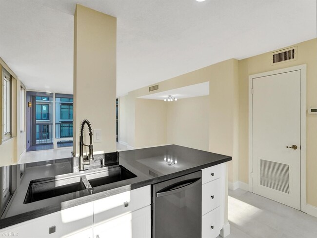 Foto del edificio - 2 br, 2 bath Condo - 2200 NE 33rd Ave Apt 4A