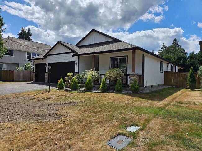 Foto del edificio - Spacious Tacoma Home with Gas Fireplace, 3-Car Garage & Covered Patio!