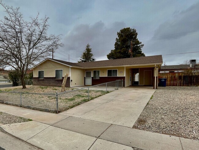 Foto del edificio - Pet Friendly Home in Washington with Large Fenced Yard