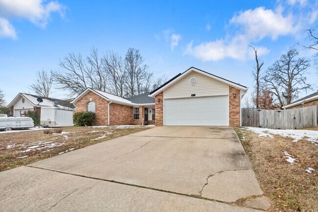 Building Photo - Charming 4-Bedroom Home with Modern Amenit...