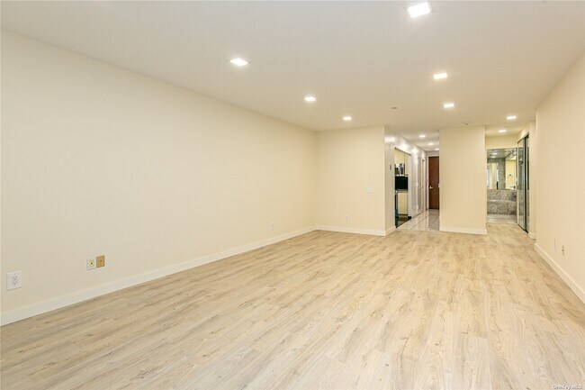 Foto del edificio - 100 Great Neck Rd