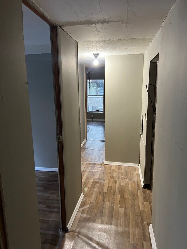 Suelos y pintura nuevos en toda la casa. - 3700 Market St