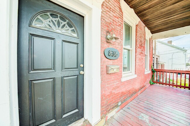 Foto del edificio - AVAILABLE AUGUST  2026 - Incredible, Updated 4 Bedroom Home w/ Tons of Character!