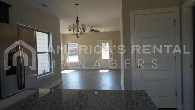 Building Photo - Home in Tuscaloosa... AVAILABLE TO VIEW!!!...