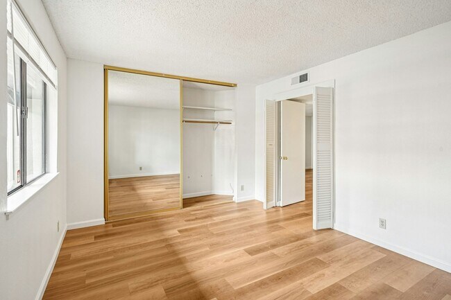 Foto del edificio - 999 Evelyn Terrace W