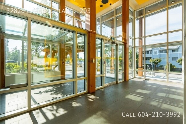 Building Photo - Court West Condo With 2 Parking Stalls!