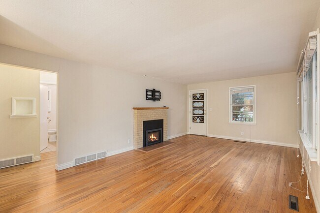 Photo - Cheyenne Canyon / 3 bedroom, 2 car garge, ... House