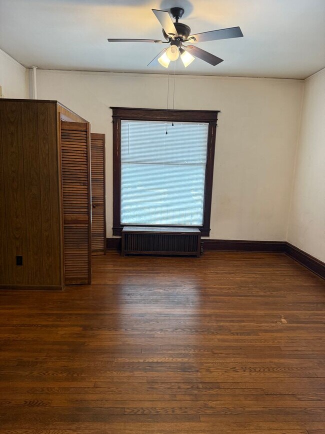 Foto del edificio - 1 Bedroom unit in Dunleath Historic District - Office Space & W/D Connections!
