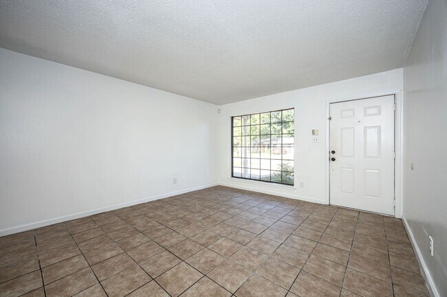 Foto del edificio - 5612 Rose Dr