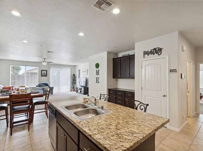 Foto del edificio - REDUCED!!! Lovely 3 Bedroom, 2 Bath Home For Rent