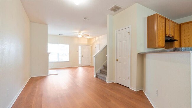 Foto del edificio - 290 Brookview Dr