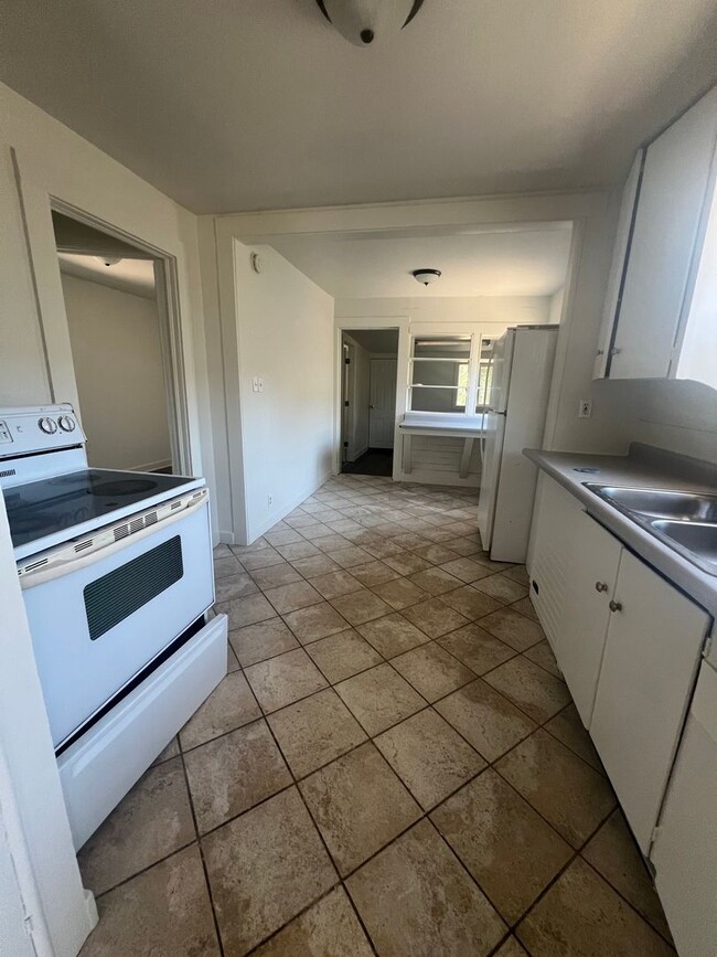Building Photo - 2 Bedroom, 1 Bathroom Home with Bonus Room