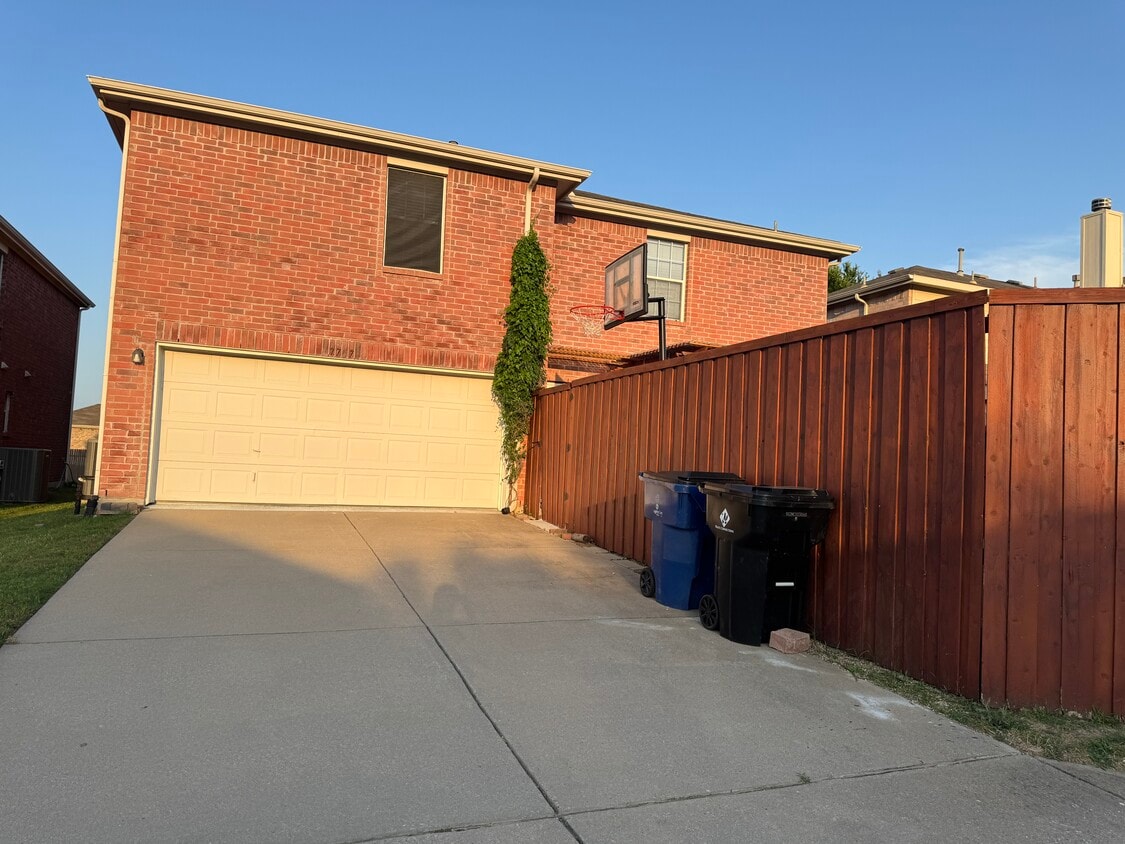 Foto del edificio - 7767 Emilie Ln