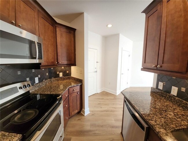 Foto del edificio - 325 East Paces Ferry Rd NE