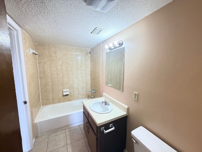 Foto del edificio - Cozy 2 bedroom/2 bathroom townhome