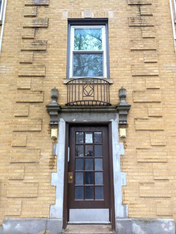 Building Photo - 1703 W North Shore Ave