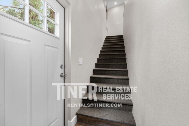 Building Photo - Stylish Old Folsom Home