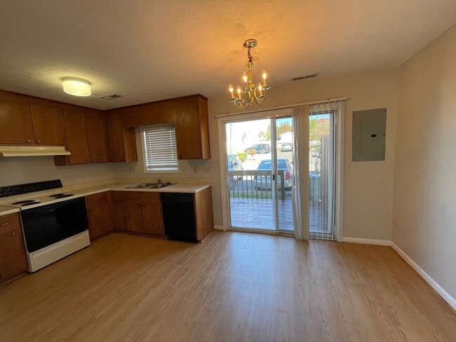 Building Photo - Fresh Two Bedroom Townhouse