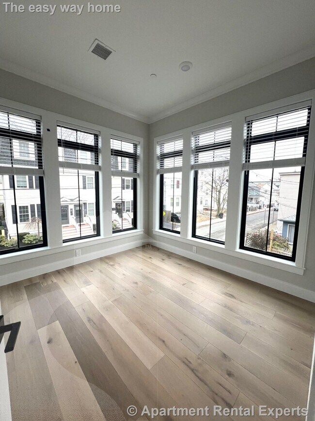 Building Photo - 157 Everett St