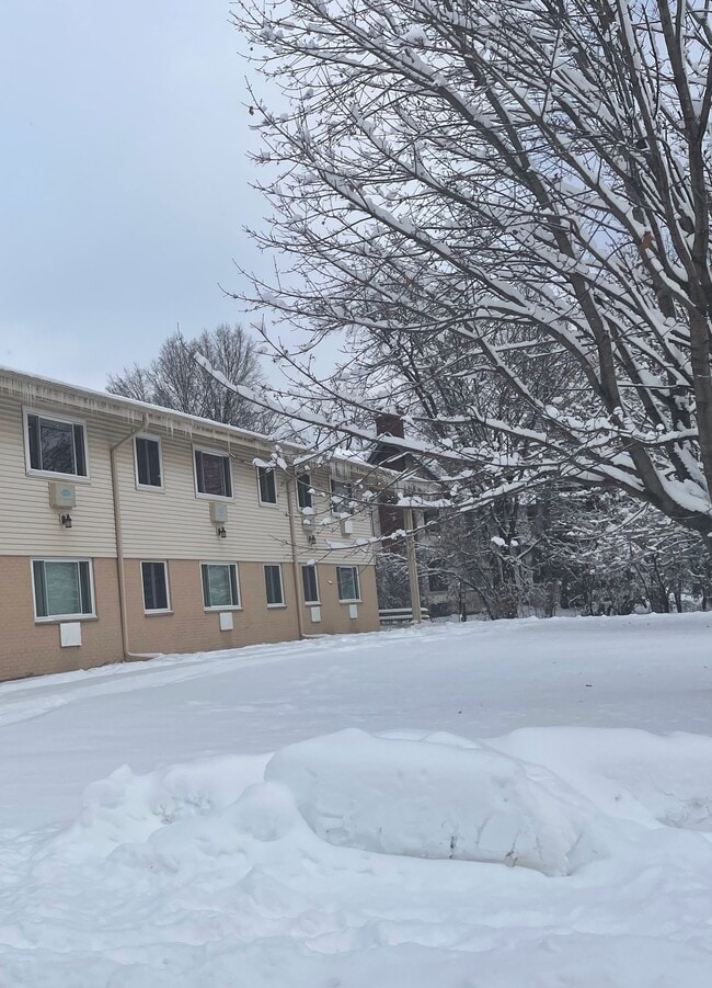 Building Photo - 570 3rd St S