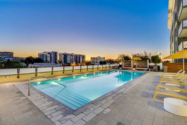 Vistas a la ciudad de Redwood desde la terraza de la piscina - The Marston by Windsor