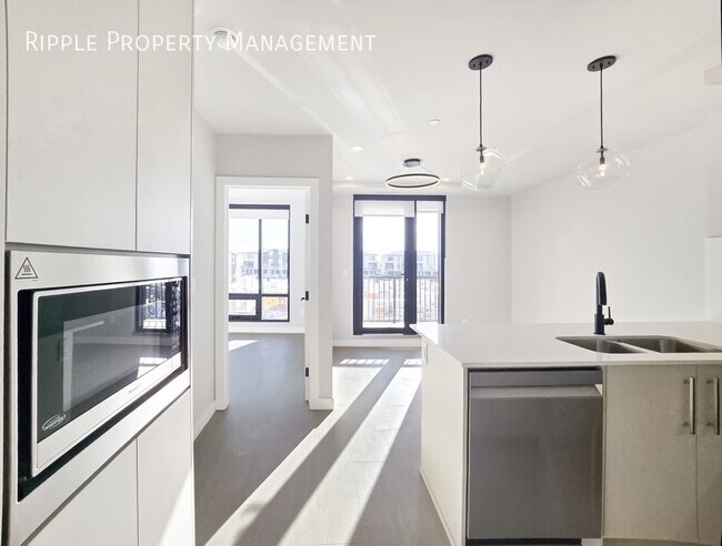 Photo du bâtiment - AMAZING BRAND NEW NEVER LIVED IN 2 BEDS, 2 BATHS CONDO