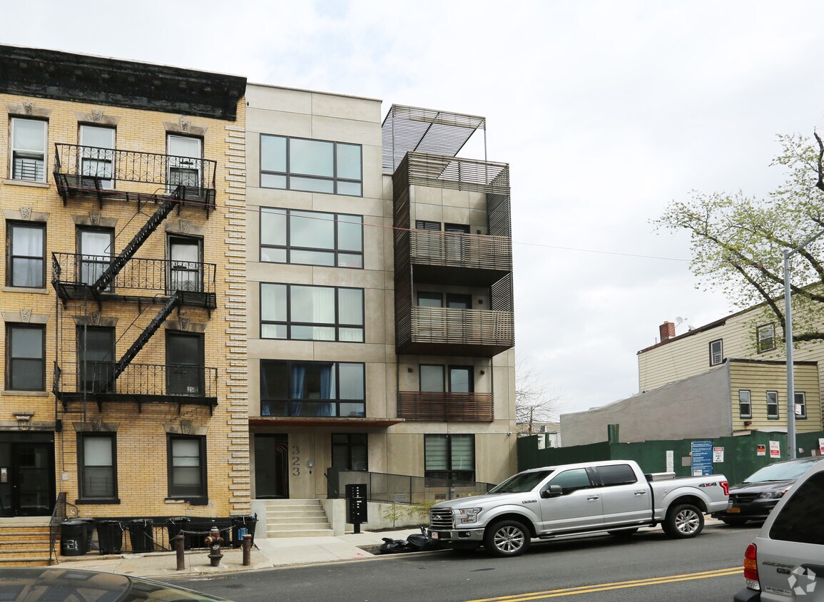 Building Photo - 323 20th St