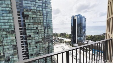 Building Photo - 987 Queen St