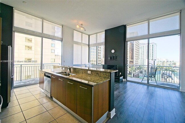 Foto del edificio - 9055 SW 73rd Ct