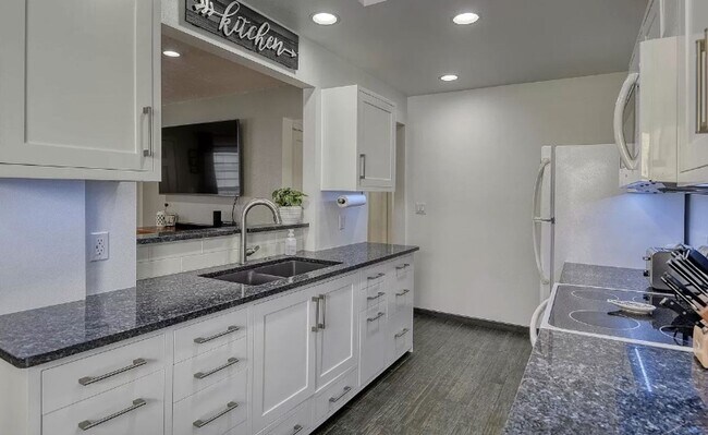 Building Photo - Darling remodeled 4 bedroom house!!