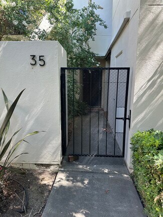 Building Photo - 909 Alvarado Ave