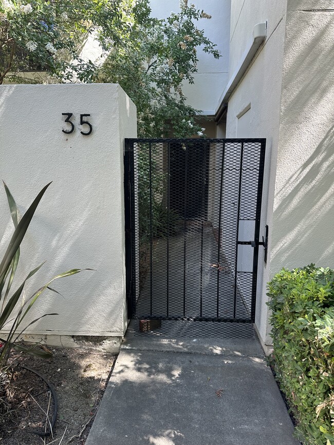 Building Photo - 909 Alvarado Ave