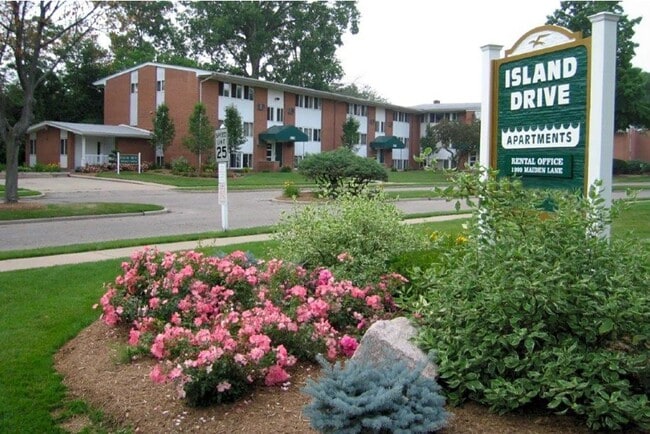 Building Photo - Island Drive