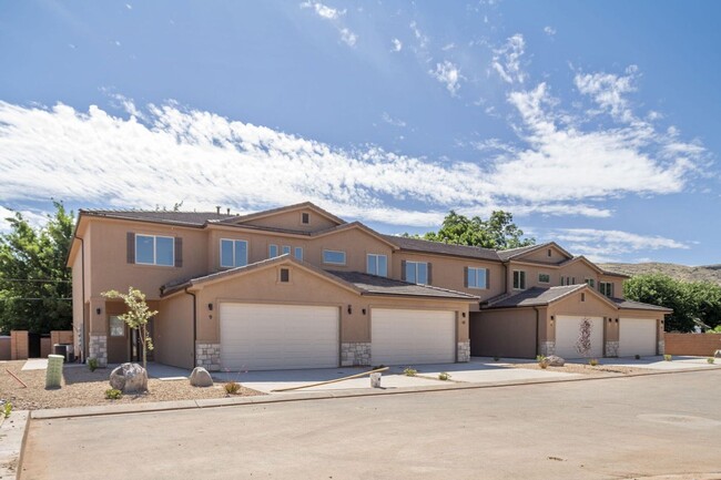 Foto del edificio - BRAND NEW HURRICANE TOWNHOME