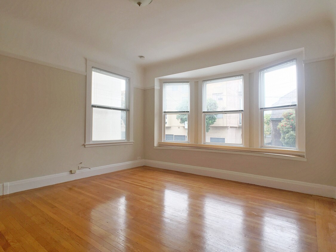 Primary Photo - 530 Lake St