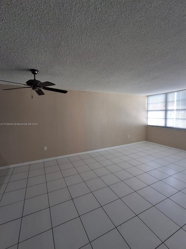 Building Photo - 1351 NE Miami Gardens Dr
