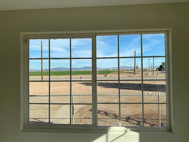 Foto del edificio - DECEMBER SPECIAL!!! Fully Renovated / Upgraded Appliances - 3 Bedroom/2 Bath Private House in Blythe