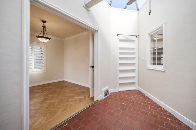 Foto del edificio - Beautifully updated home in Golden Gate Heights with garage, yard, w/d - 3 br / 2 ba
